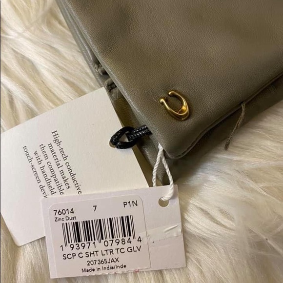 76014 - Coach Sculpted Signature Leather Tech Gloves - Picture 4 of 4